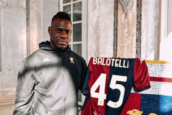 Does balotelli still play football?