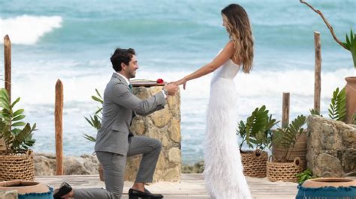 Does joey proposes to rachel?