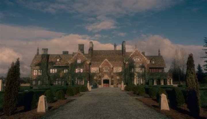 When is the haunting of bly manor set?