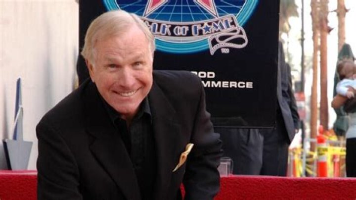 Why did wayne rogers leave mash?